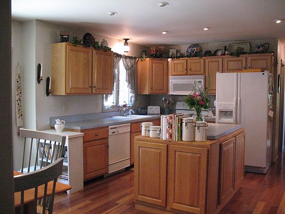 Eat-In Kitchen w/Hardwood Floors