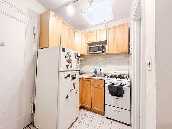 2nd image of 29 E 20th St APT 4