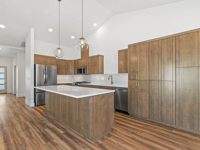 2143 Birch Ave — Photo 3