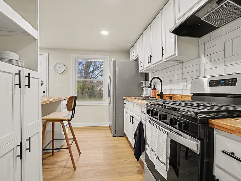 1110 Roberts St — Photo 5