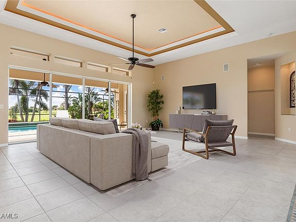 5th image of 371 Monaco Dr