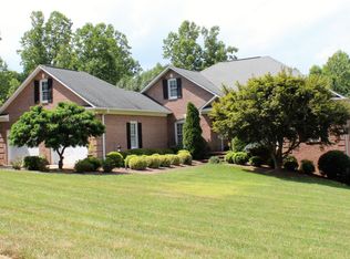 506 Golfview Ct, Lenoir, NC 28645
