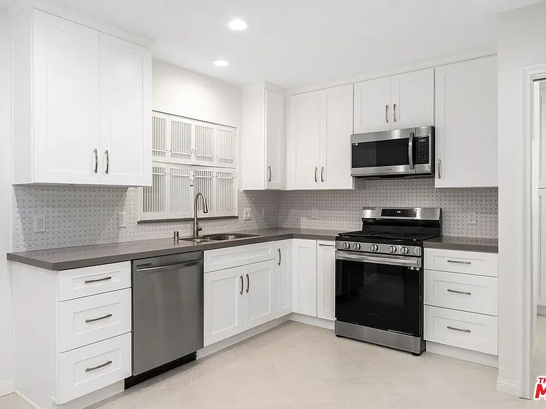 6204 S Corning Ave — Photo 15