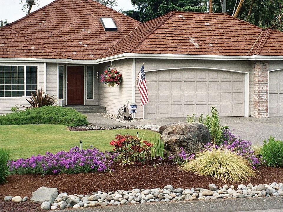 Beautiful w/ 3 Car Garage