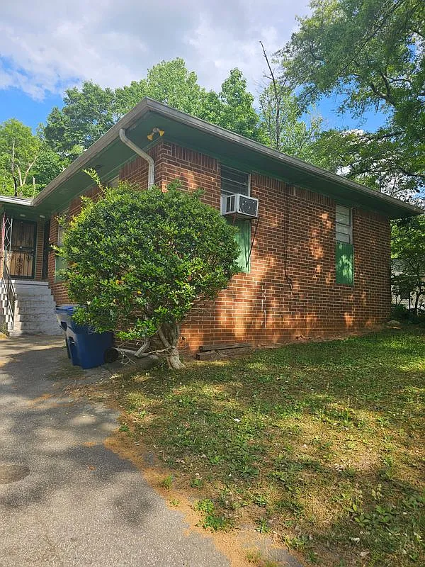 2 bed, 1.0 bath, 784 sqft, $1,100 — Photo 2