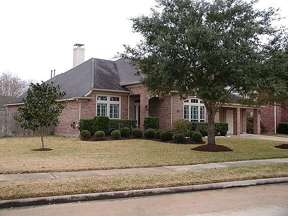 Wide lot allows this Perry home to have some space between neighbors.