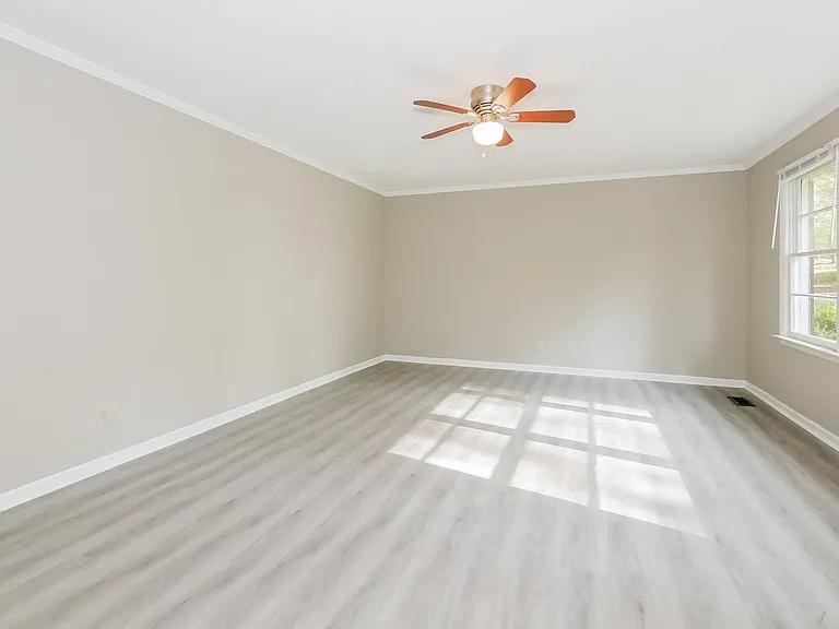 1857792_020_living_room_12933150.jpg