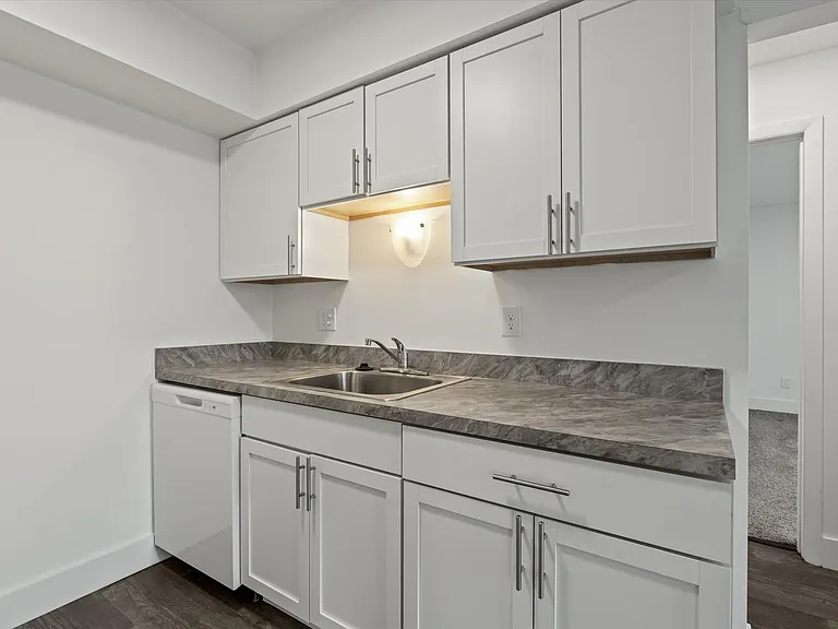 French Quarter Apartments — Photo 9