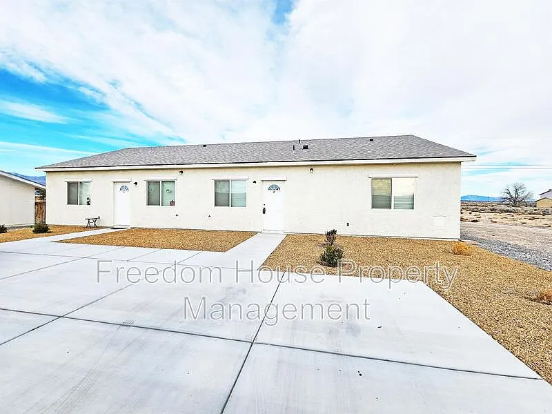 3 bed, 2.0 bath, 1097 sqft, $1,351 — Photo 2