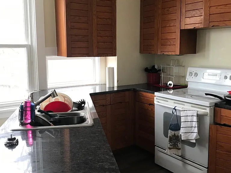 439 Warner St — Photo 2