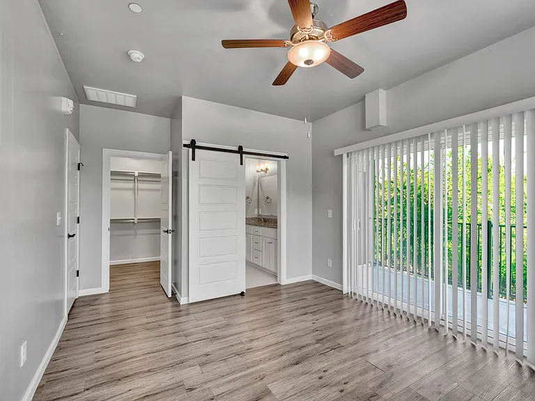 1138 N Blackwelder Ave — Photo 14