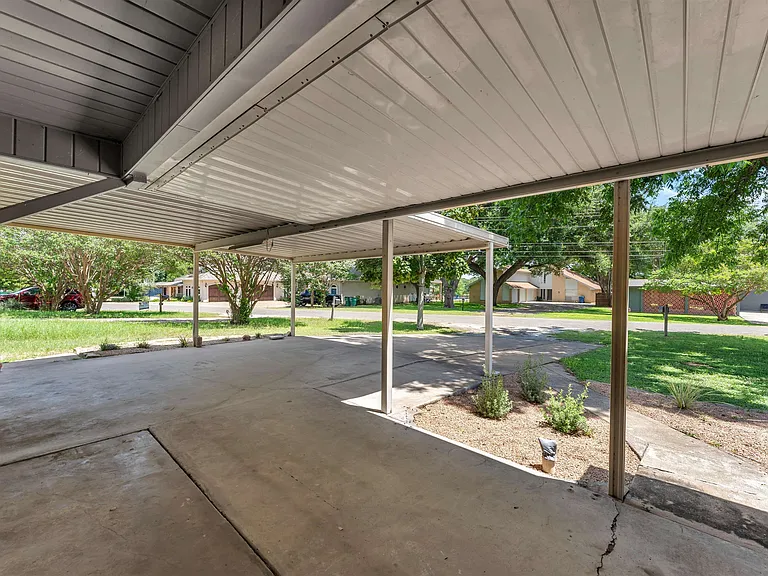 1803 Bluebonnet Ln — Photo 6