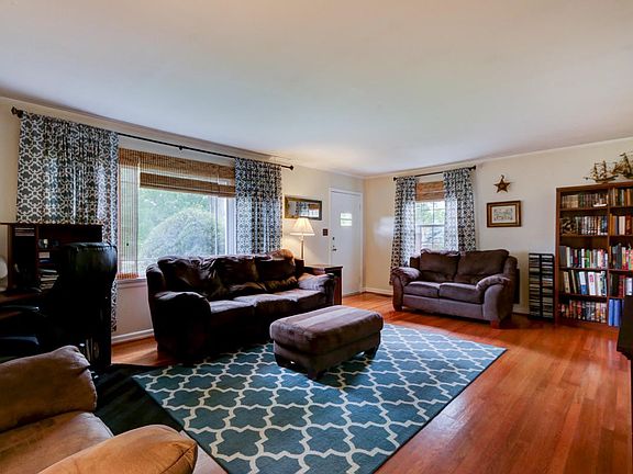 5th image of 1801 NE Howard Dr