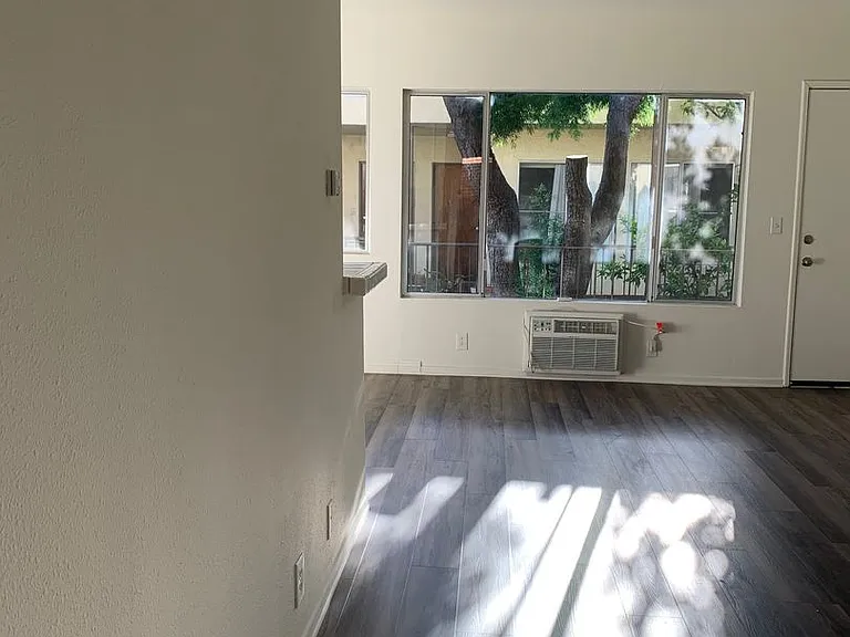 Hollywood Villa Apts. — Photo 13