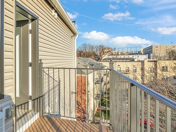 4th image of 2601 Jane St #401