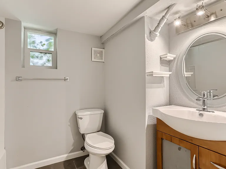 749 N Ash St — Photo 19