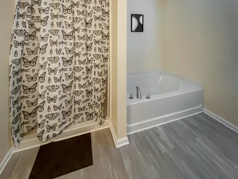 Big master sized shared bathroom
