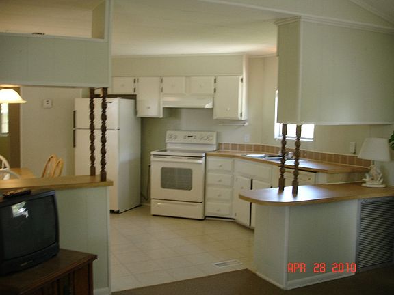 3rd image of 105 Sierra St N