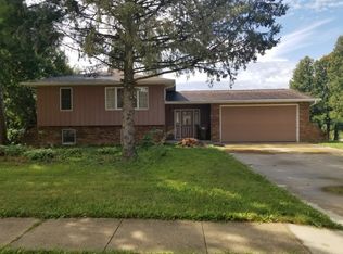 638 N Greenfield Dr, Freeport, IL 61032