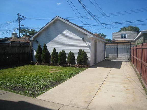 3rd image of 4830 W Wrightwood Ave