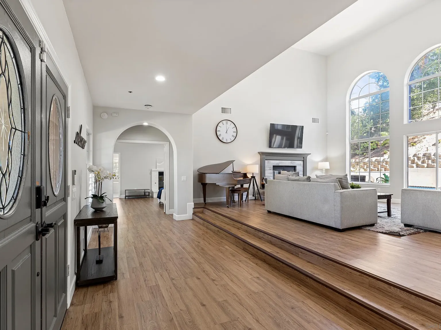 6 bed, 5.0 bath, 5120 sqft, $8,000 — Photo 4