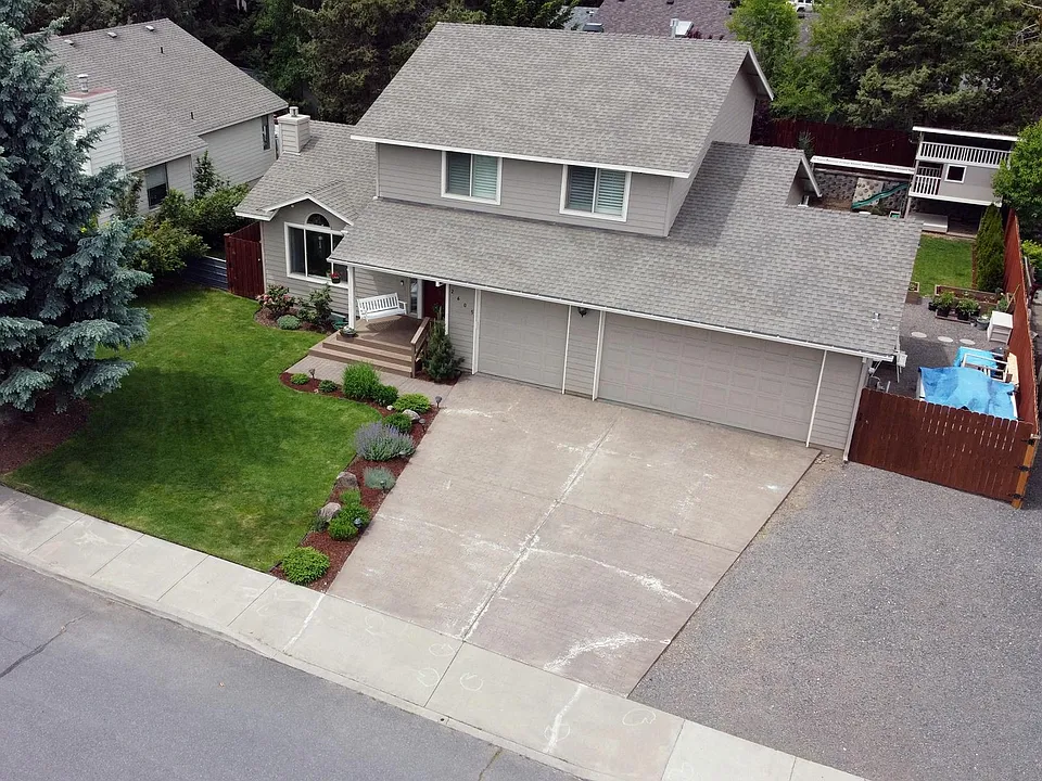 2605 NE Longfellow Ct