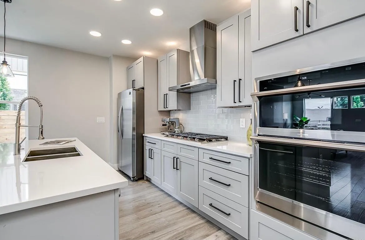 Gorgeous chef's kitchen - 1464 Zenobia St