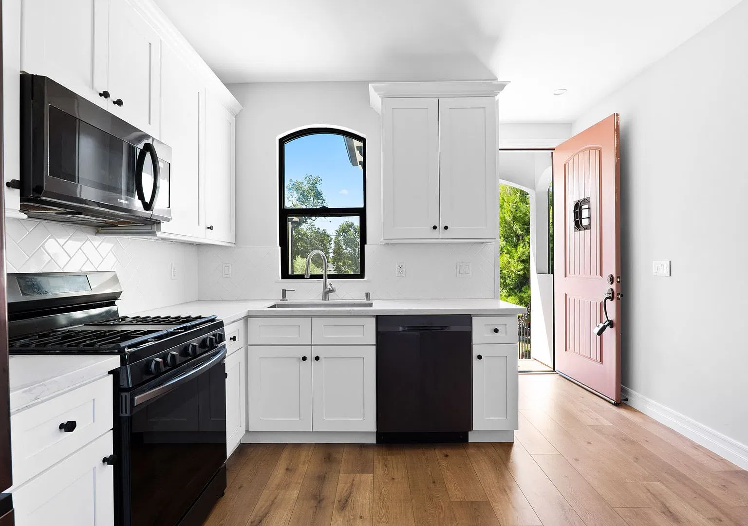 Beautiful 1 Bedroom / 1 Bathroom upstairs Apartment in Burbank with In-Unit Laundry & Central Air — Photo 4