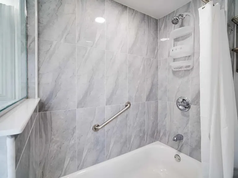 422 Grammercy Pl — Photo 6