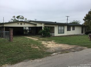 402 W Dilley Ave, Devine, TX 78016