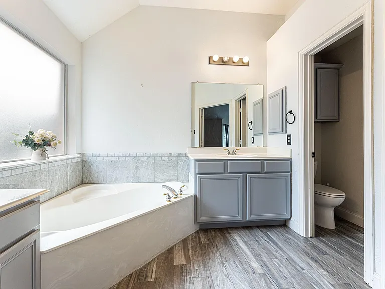 608 Laura Ln — Photo 13