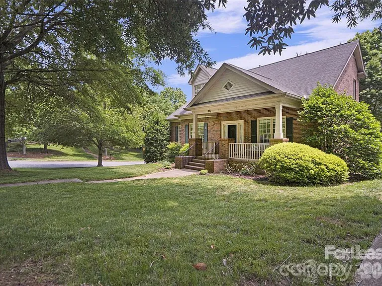 112 McConnell Dr — Photo 3