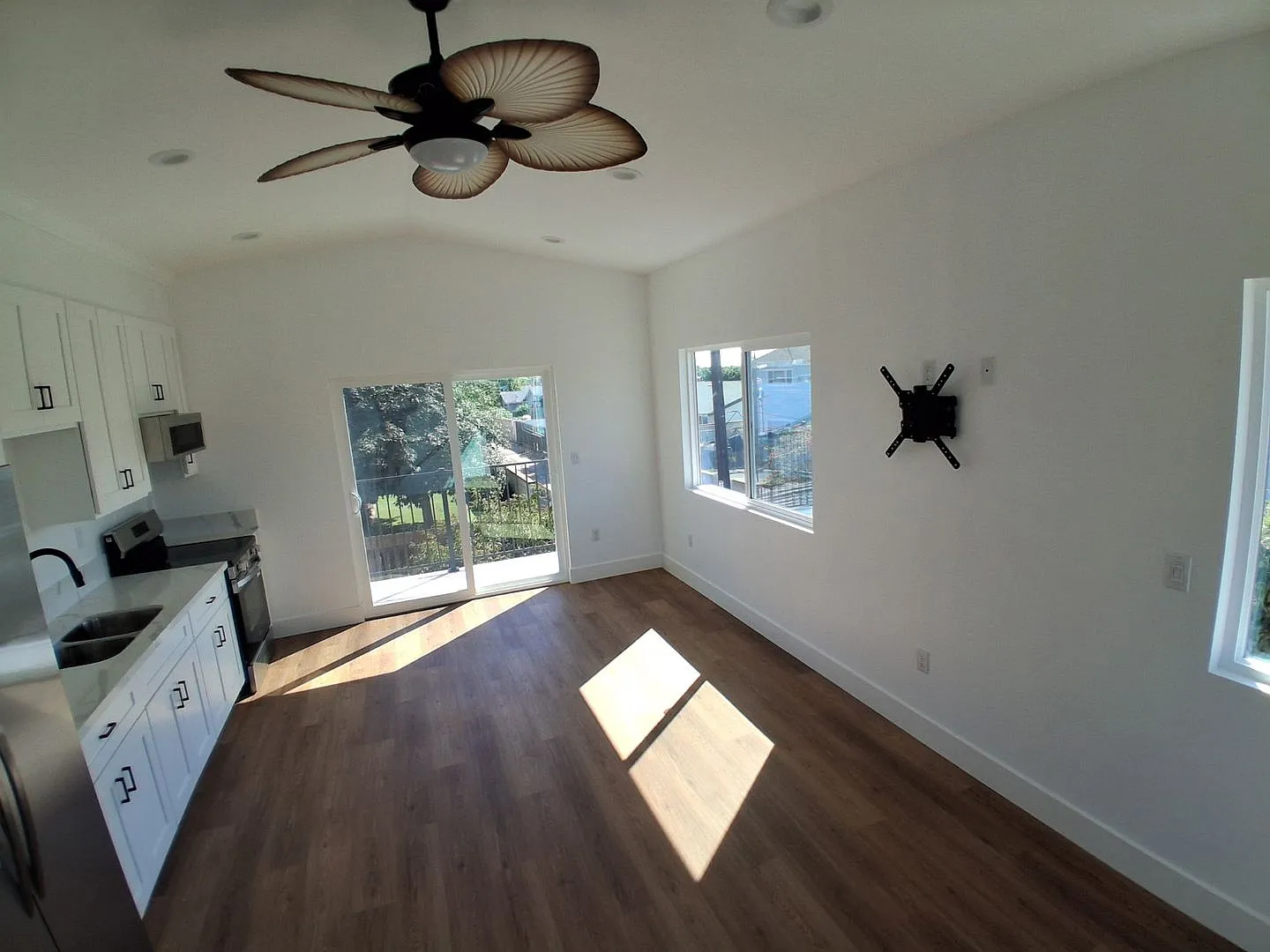 Large 1 bedroom with Garage — Photo 4