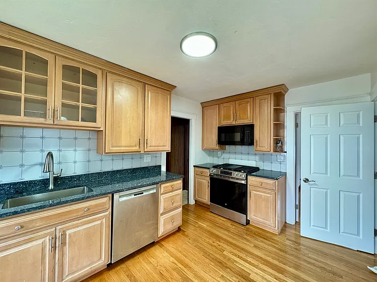 89-91 Thacher St #2 — Photo 3