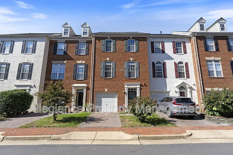 3 bed, 2.5 bath, 2116 sqft, $3,900 — Photo 3