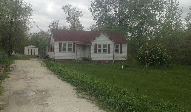 2nd image of 3074 S Main St