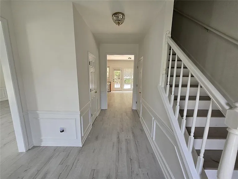 10845 Glenbarr Dr — Photo 2