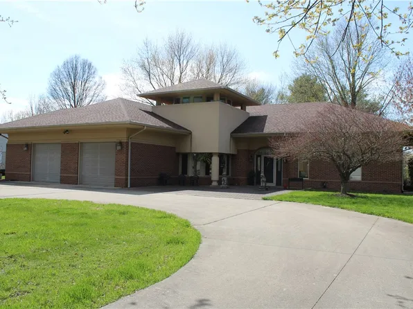 11 Boarman Dr, Shelbyville, IL 62565