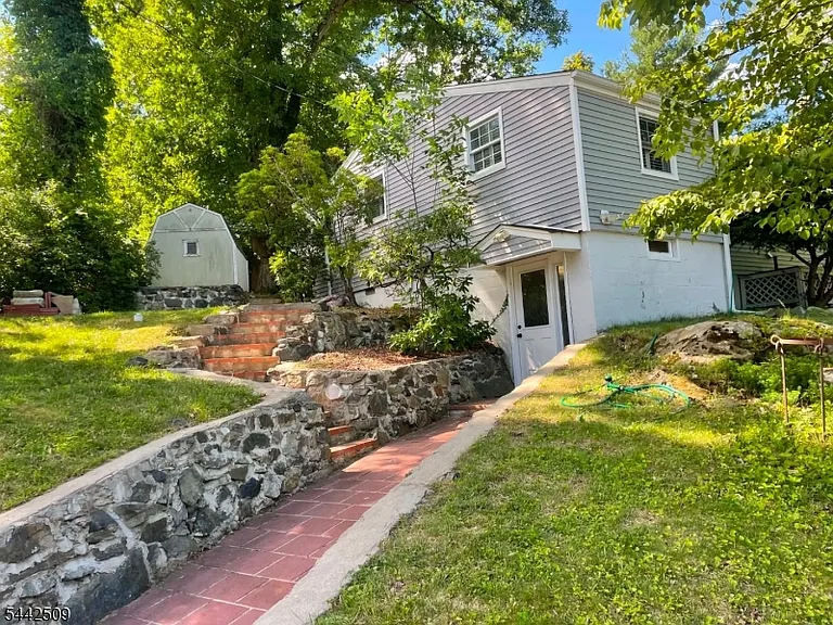 46 Oak Tree Ln — Photo 1