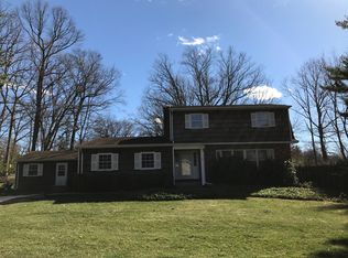 2 Renfrew Rd, Chestnut Ridge, NY 10977