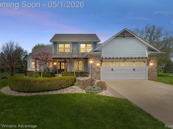 8200 Carpathian Dr, White Lake, MI 48386