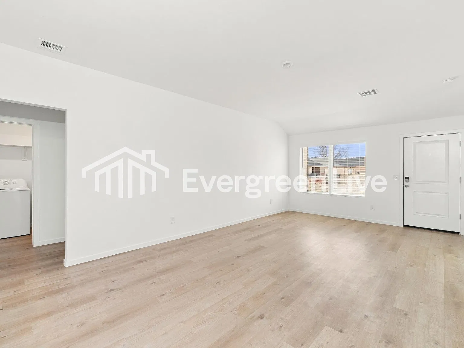 4 bed, 2.0 bath, 1470 sqft, $1,555 — Photo 4