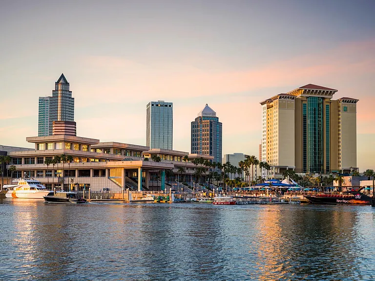Sun-drenched views of downtown Tampa place Modera Encore moments from waterfront dining, cultural venues, and the vibrant energy of the Riverwalk.
