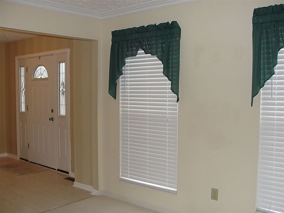 5th image of 28 Claiborne Ct