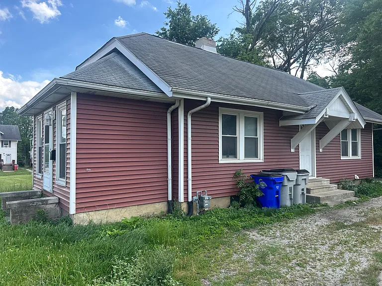 233 S Fairview Ave — Photo 3