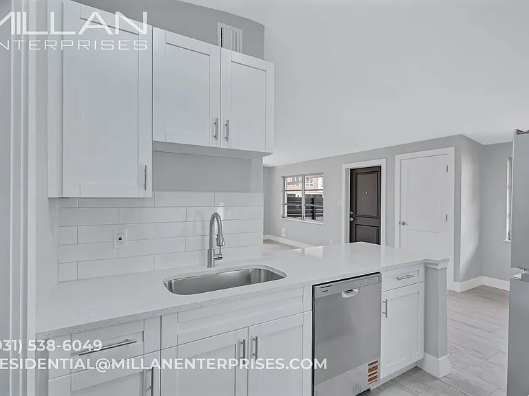 325 Capri Boulevard — Photo 14
