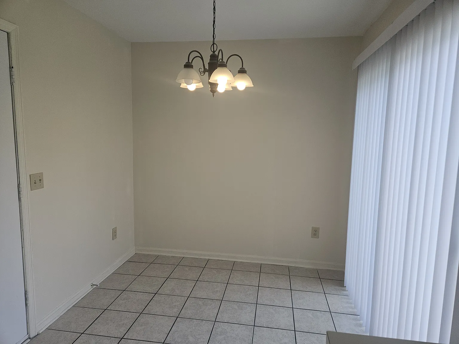 3 bed, 1142 sqft, $2,095 — Photo 4