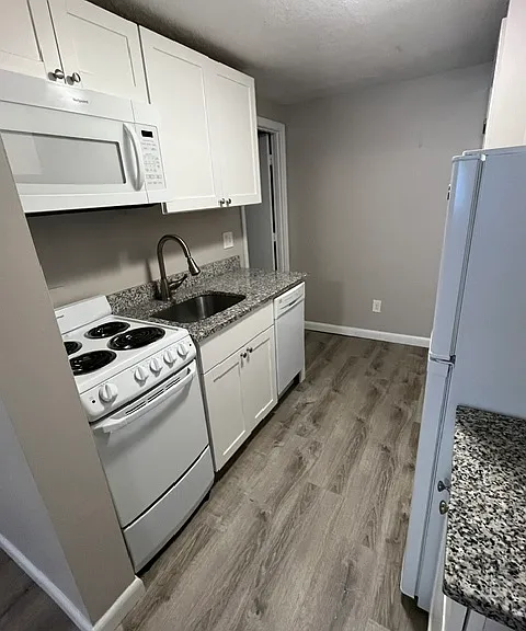 Crescent St — Photo 1