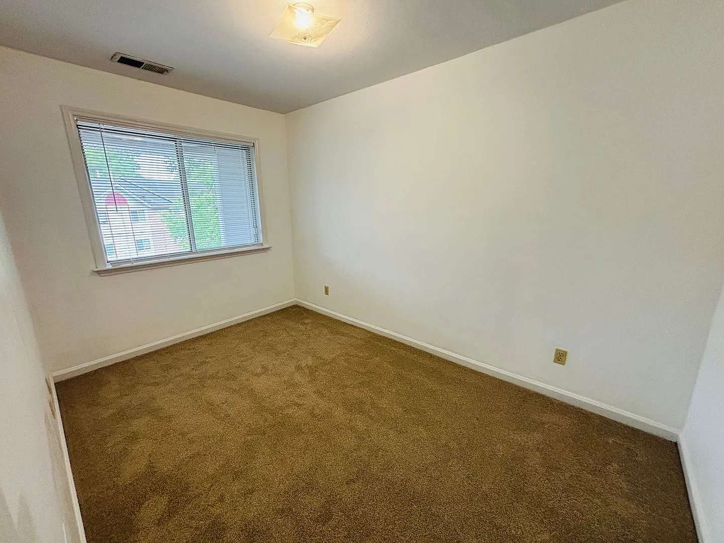4 bedroom 2 bath Third Floor Condo (rented as a 3 Bedroom 2 bath with a Den/Office — Photo 2