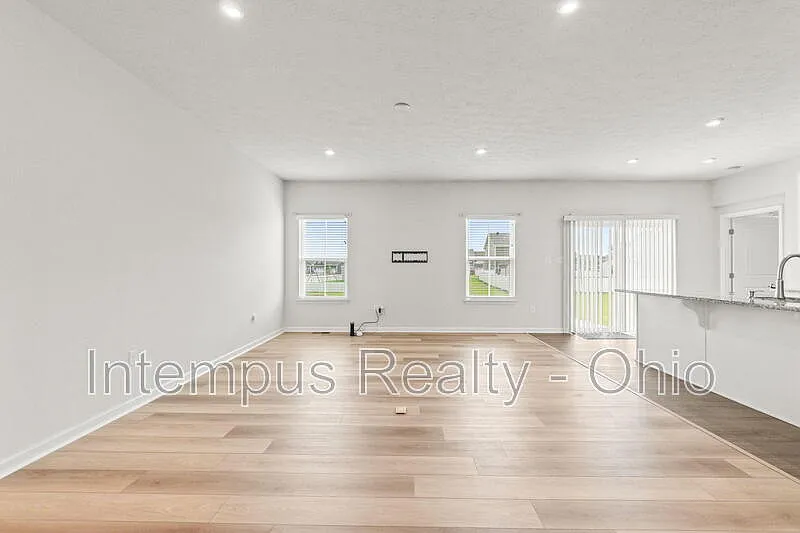 4 bed, 3.0 bath, 2696 sqft, $2,850 — Photo 4